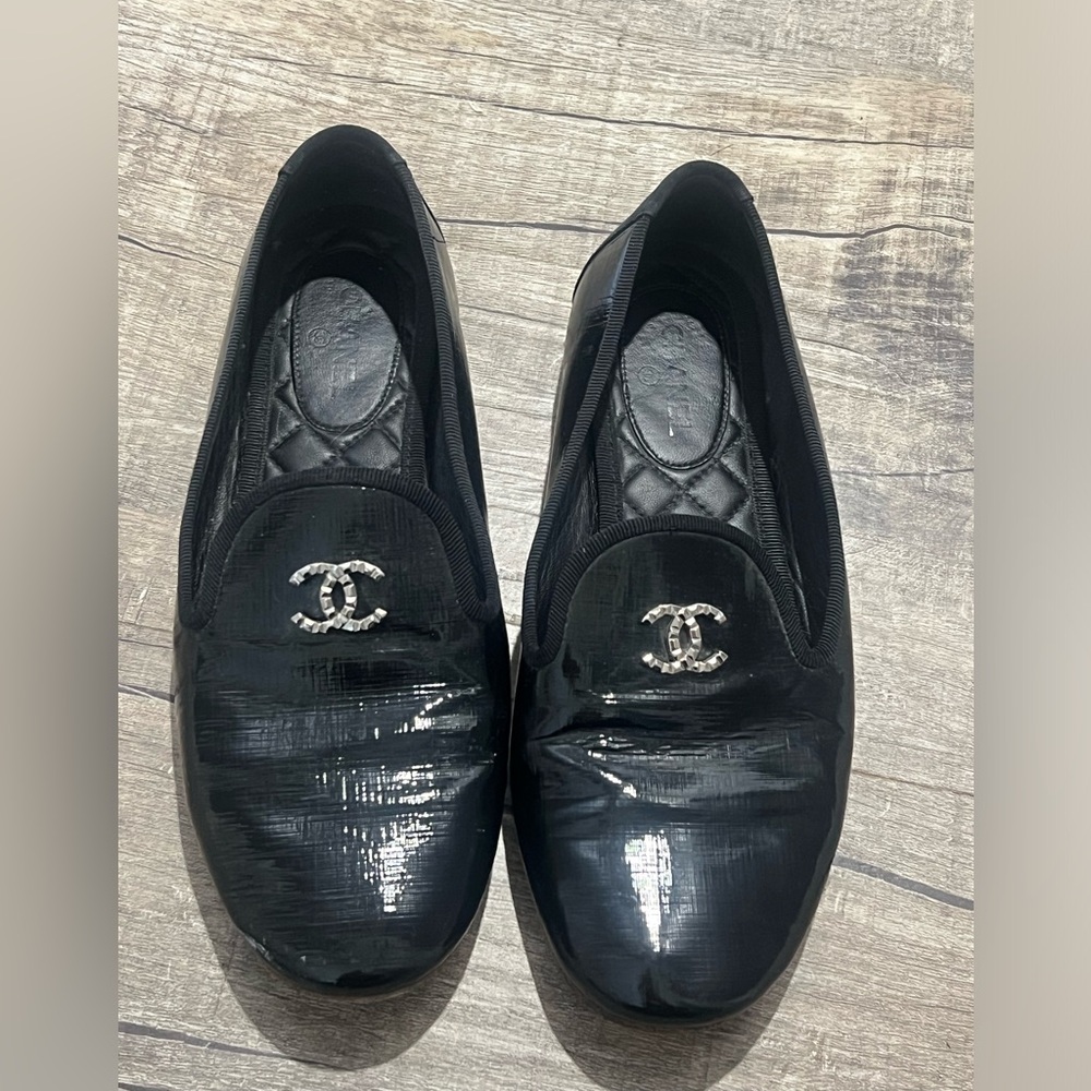 AUTHENTIC CHANEL BLACK PATENT LEATHER MOCASSIN LOAFERS 37